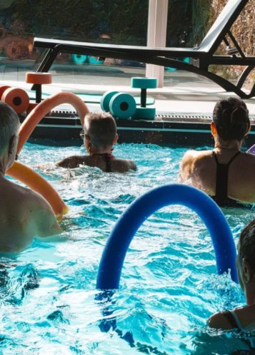 hommes et femmes faisant de l'aquagym dans une piscine chez Kineo