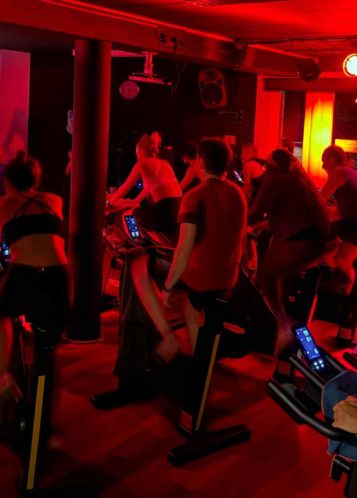 personnes suivant un cours de spinning chez Kineo