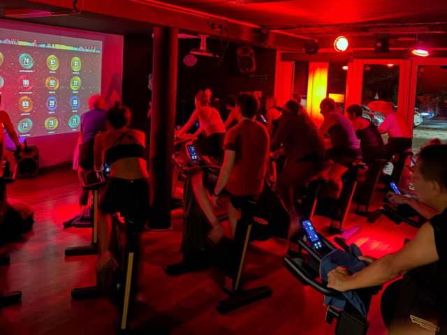 personnes suivant un cours de spinning chez Kineo
