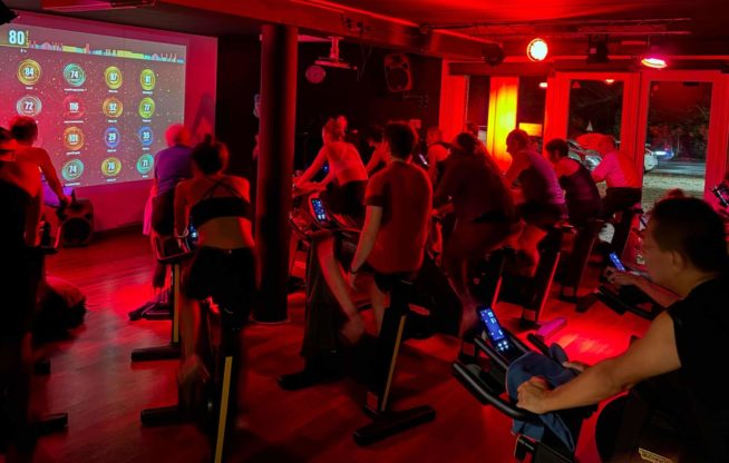 personnes suivant un cours de spinning chez Kineo