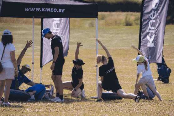 coachs Kineo présents sur le green pour accompagner les golfeurs (échauffement/stretching) lors du Challenge de la Francophonie en Belgique