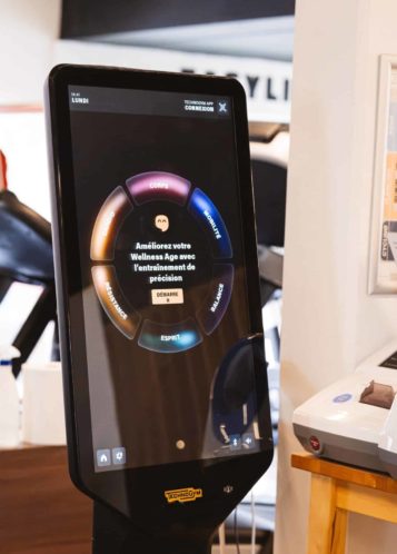 Machine Check Up Technogym utilisée pour mesurer l’âge métabolique dans une salle de fitness Kineo