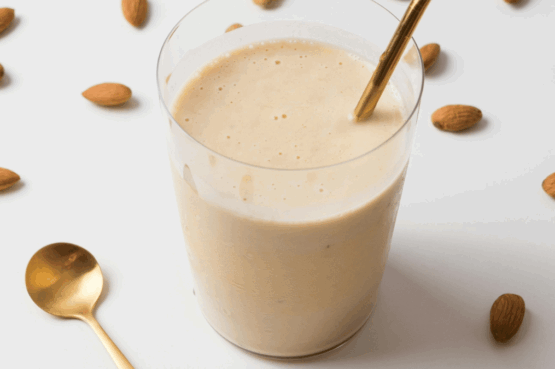 Smoothie mangue, ananas et lait d’amande