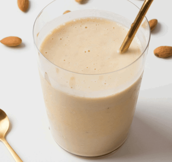 Smoothie mangue, ananas et lait d’amande