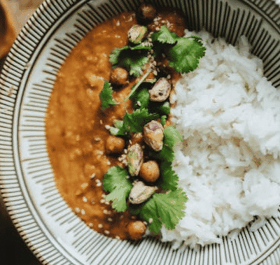 Curry de lentilles, patate douce et épinards
