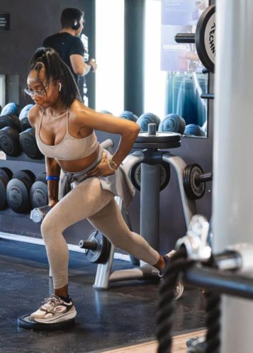 Une femme faisant du renforcement musculaire dans une salle de sport Kineo