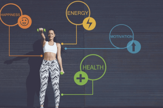 Femme de 45 ans pratiquant une activité physique bienveillante chez Kineo Fitness