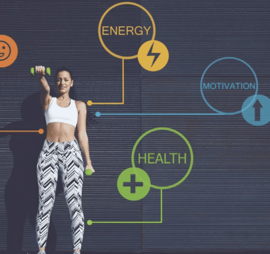 Femme de 45 ans pratiquant une activité physique bienveillante chez Kineo Fitness