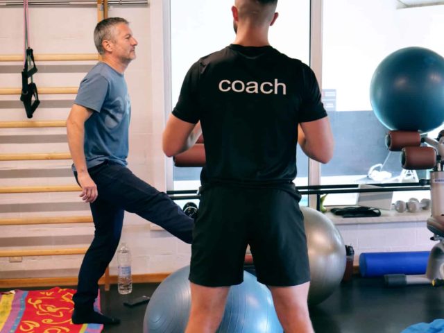coach Fitness en train de corriger un homme chez Kineo