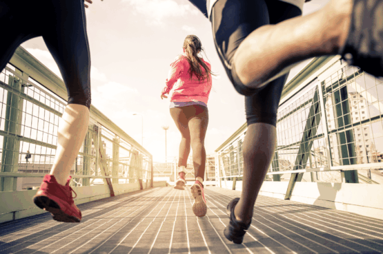 3 personnes faisant une course en extérieur au printemps