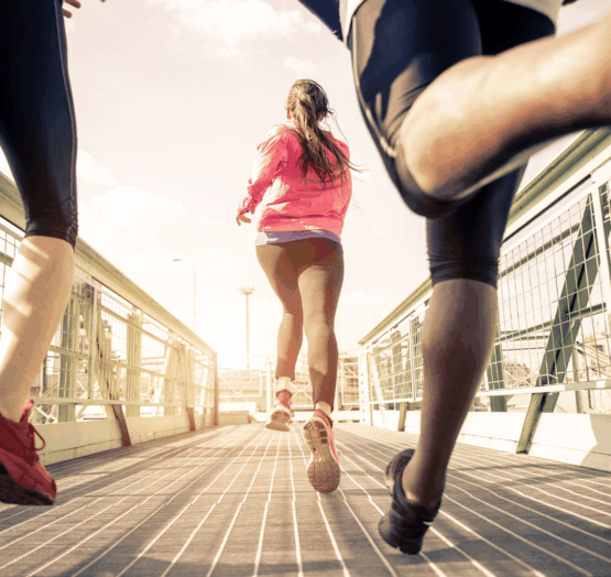 3 personnes faisant une course en extérieur au printemps