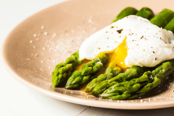 Assiette d'asperges vertes et oeuf mollet