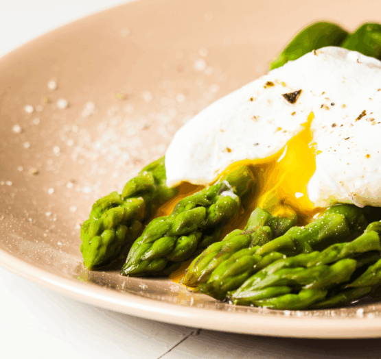 Assiette d'asperges vertes et oeuf mollet