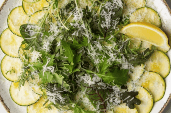 assiette de carpaccio de courgettes avec citron, roquette, parmesan