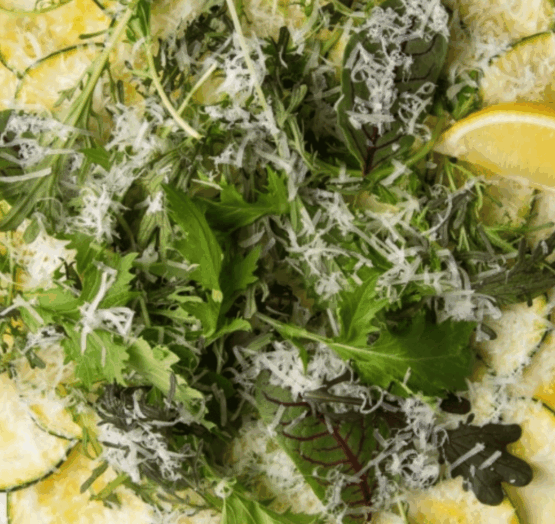 assiette de carpaccio de courgettes avec citron, roquette, parmesan
